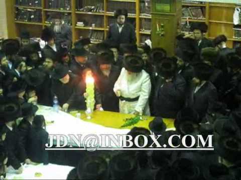 Toldos Avrum Yitzchok Rabbe making Havdula in Boro Park 2009