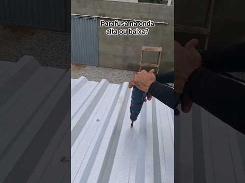 ISSO ESTÁ CORRETO? PARAFUSA TELHA DE ZINCO NA CAPA OU NA BICA? #shorts #youtubeshorts #obras #dicas