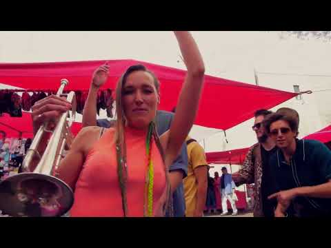 Jenny and the mexicats ft Pablo Lesuit - Quien Me Salva ( Video Oficial )