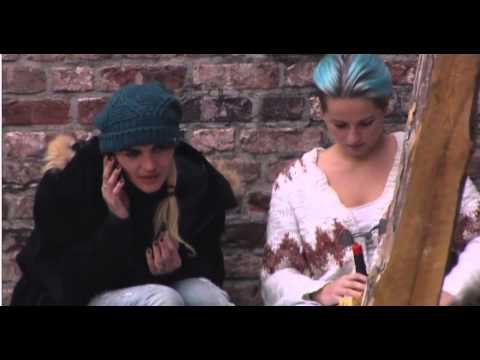 Newtopia - Diellza telefoniert mit dem Fischretter - gefunden auf BB-Unzensiert