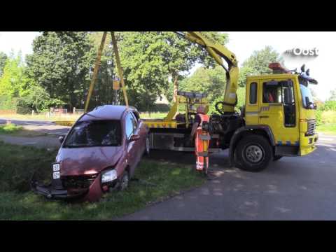 Auto slaat over de kop bij Albergen, bestuurder gewond