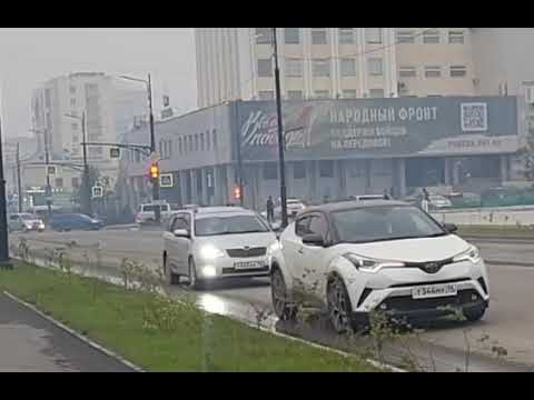 В Якутске пьяный водитель, уходя от полицейской погони, едва не сбил пешеходов на тротуаре