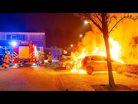 Osse Brandweer komt met spoed ter plaatse bij een autobrand aan de Verdistraat in Oss