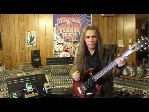 Frank Marino demos the "Pigtronix" effects pedal