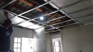 Como colocar manta térmica entre o forro PVC  e o telhado??