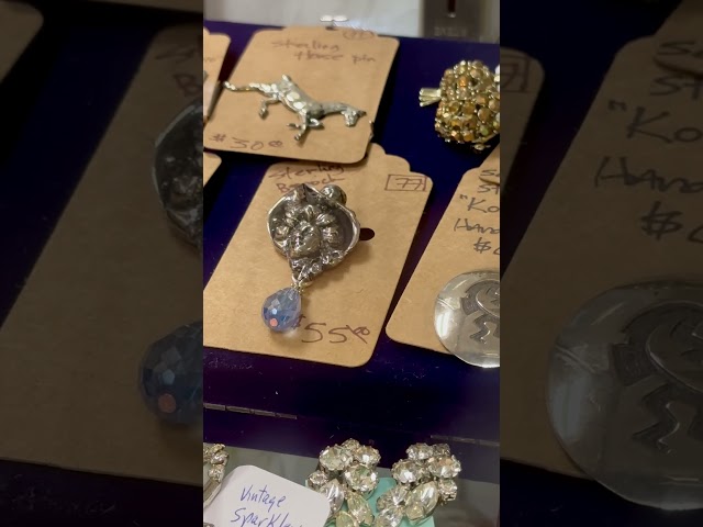 Vídeo relacionado con Pendientes Thurcolas de estilo vintage en jade verde de Taiwán montados en elegantes aros de bronce antiguos