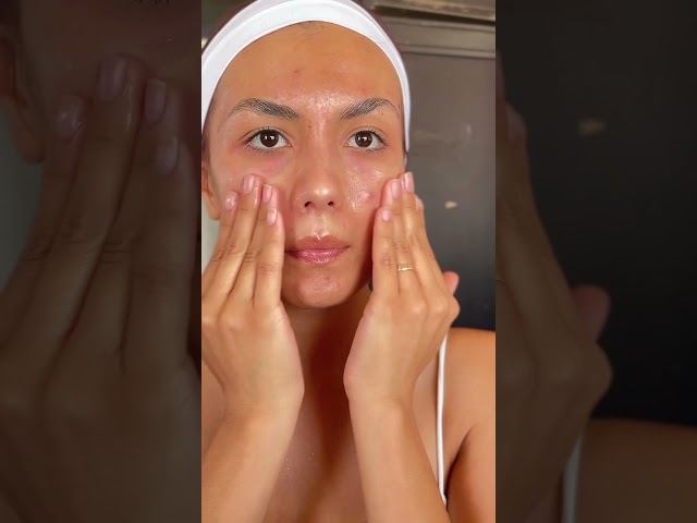 Vídeo relacionado con e.l.f. Skin Holy Hydration! Gel Yeah Hidratante, hidratante ligero para piel regordeta e hidratada, impregnada de escualano, vegano y libre de crueldad animal