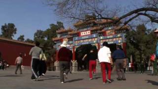 Video : China : Fun in JingShan Park, Beijing - video