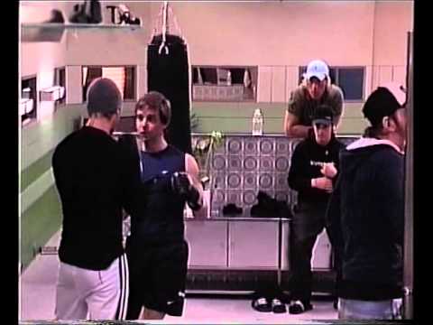 Big Brother Sverige 2005 - Praktikanterna instruerar Flanders hur han ska smeka Annicka