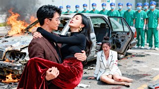 Samen botsten ze, hij koos voor zijn ex. Zeven jaar liefde verbroken. Zij trouwt met een CEO, gekoesterd, hij heeft spijt!