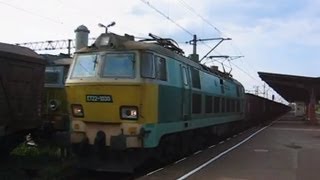 preview picture of video 'Poland: PKP Class ET22 electric loco passing Jarocin on a southbound freight train'