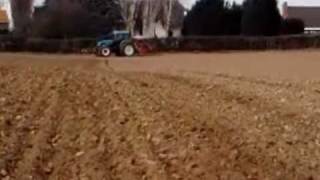 preview picture of video 'new holland  TM165 Semis de blé de printemps 2010 dep.59'