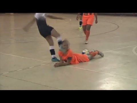Mujer futbolista "baila" a equipo contrario y la patean en el rostro