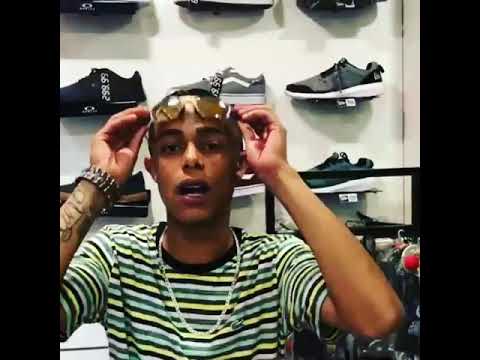 Mc kaue solta o foguete na mão do meno