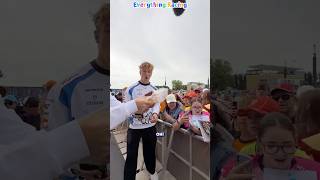 Download lagu She brought chocolates for Liam Lawson from New Zealand #liamlawson #britishgp #f1shorts mp3