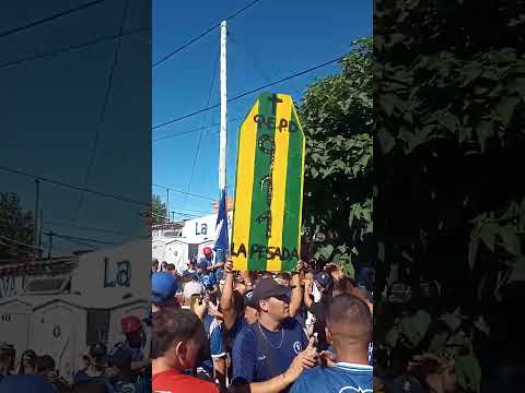 "Si naciste en el puerto te queres matar" Barra: La Brava &bull; Club: Alvarado