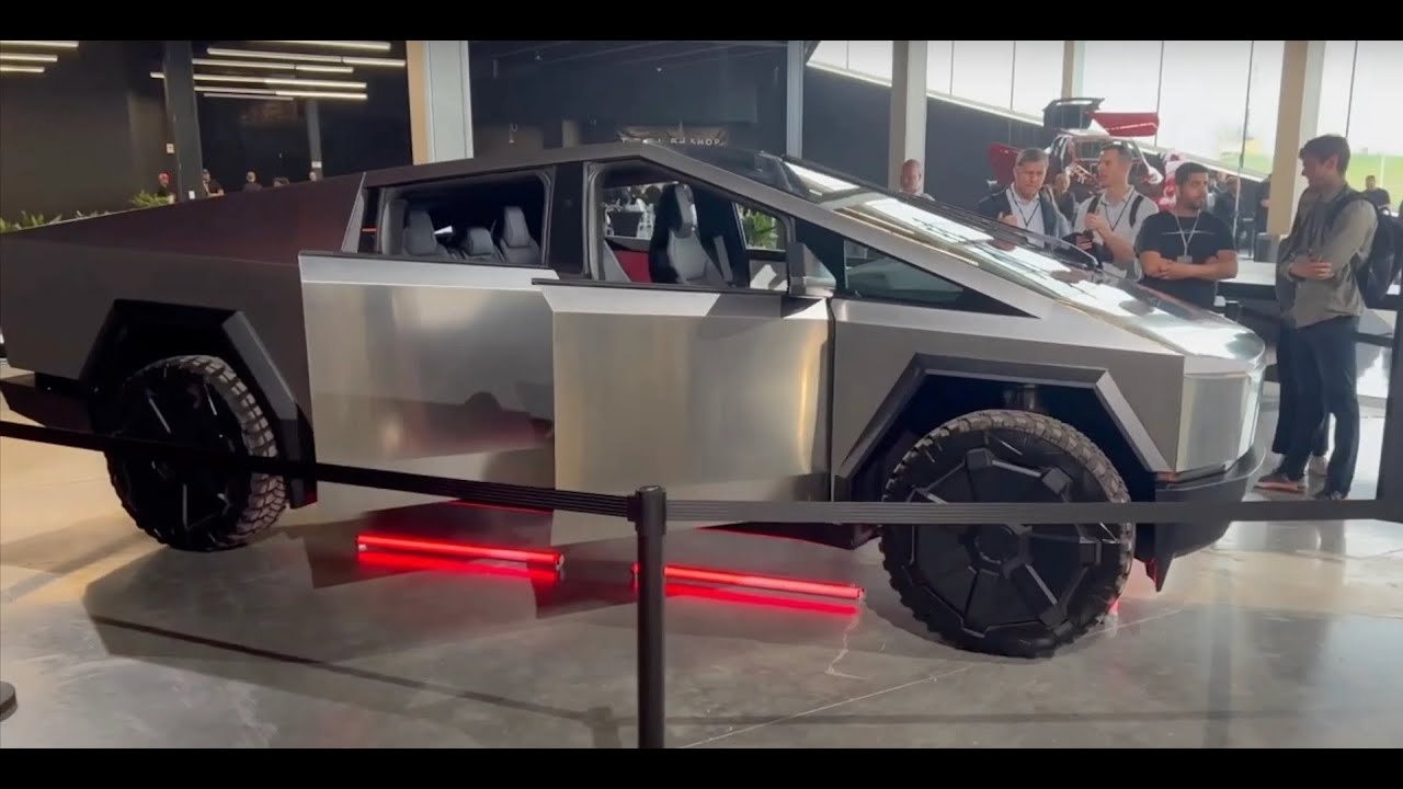 Ngắm xe bán tải điện Tesla Cybertruck "bằng xương bằng thịt"