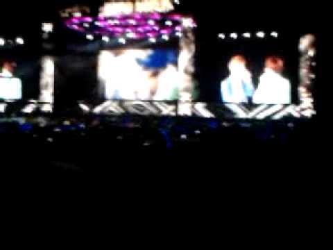 [120922] SMTOWN Jakarta - ChangKyu Hugged fans
