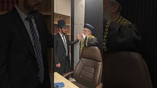 הראשון לציון הרב דוד יוסף עם הרב שמואל זר (הרב רפאל זר) - התמונה מוצגת ישירות מתוך אתר האינטרנט יוטיוב. זכויות היוצרים בתמונה שייכות ליוצרה. קישור קרדיט למקור התוכן נמצא בתוך דף הסרטון