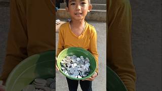 Download lagu Faqih brings coins to shower people with money mp3