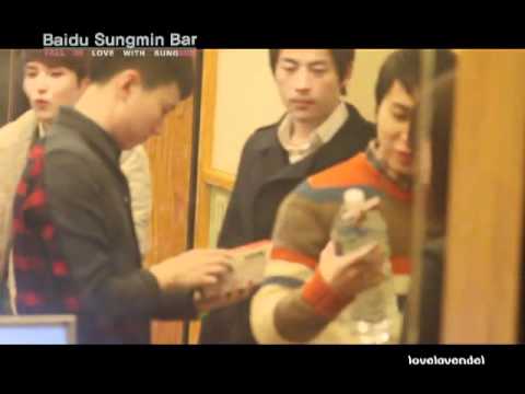 [FANCAM] 120118 Sukira #Sungmin DJ **eating** ~^o^~ *yummy**