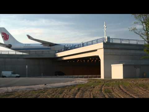 Flugzeug über dem Autobahn in Frankfurt