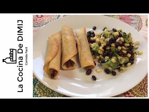 Tacos dorados de carne de res y ensalada de frijoles