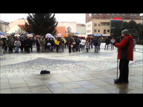 Stovky učiteľov a rodičov podporilo štrajk v Nitre: Vytvorili živú reťaz