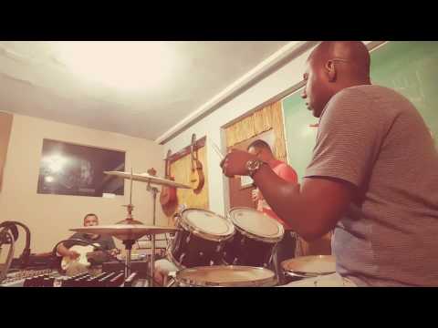 Ensayando el tema Enamorado(Manos de Adorador)