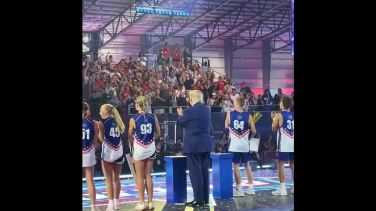 Trump balla la 'Trump Dance' sul palco dei 'Patriot Game' con le giovani atlete