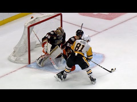 Phil Kessel takes the lead with tenacious goal