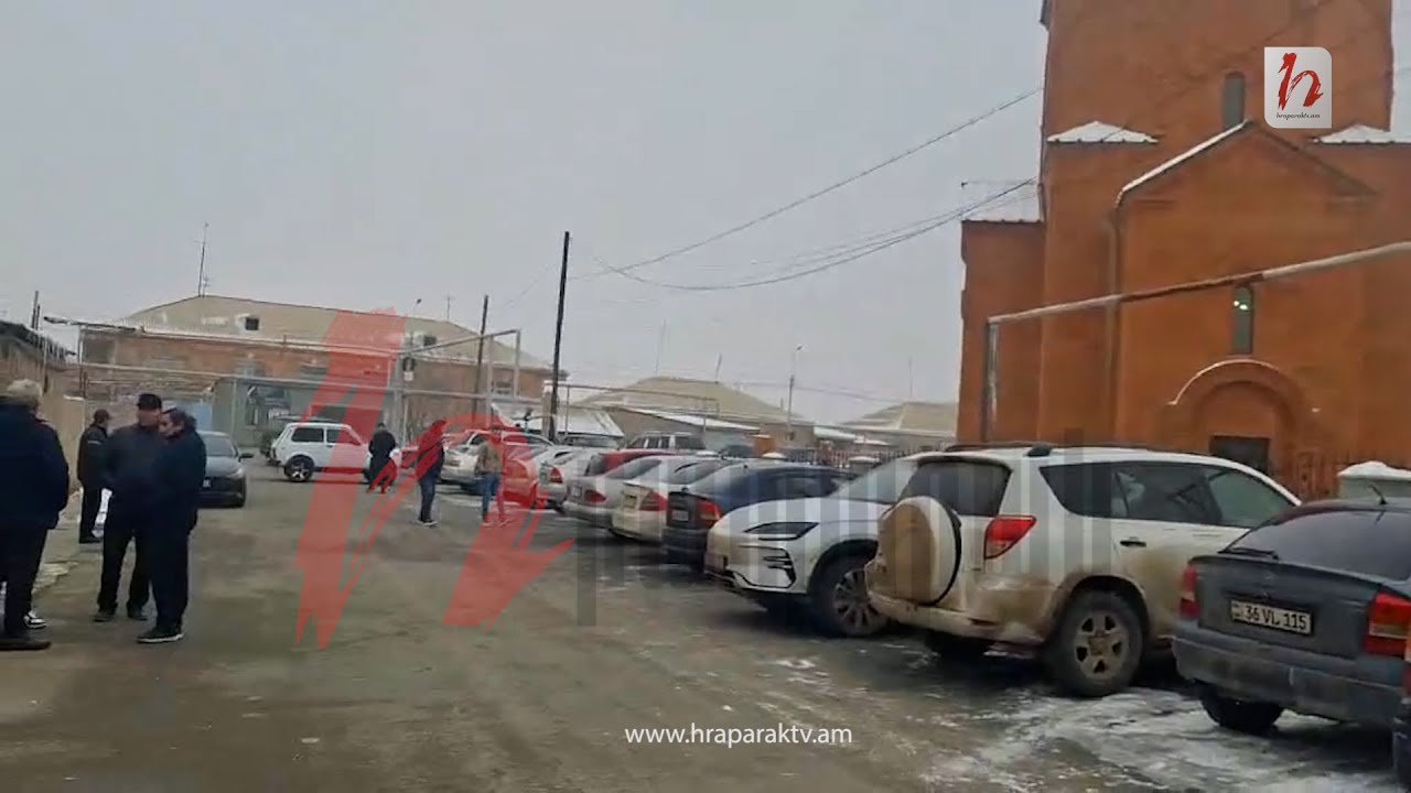 Ոստիկանները մեքենաներով Ոսկետափի եկեղեցու բակում են