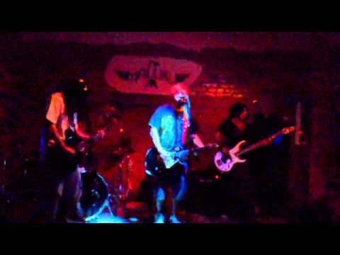 Tits Up and The Mighty Hoax - Come out and play (The Offspring cover) live Mallku bar 15/09/12