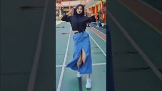 Download lagu Cewek Cantik Pakai Rok Panjang Warna Abu-abu mp3 Download lagu Cewek Cantik Pakai Rok Panjang Warna Abu-abu mp3