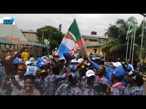LG polls: Lagos APC presents flags to 433 candidates, kicks off campaign