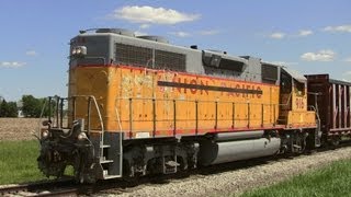 preview picture of video 'HLCX 916, Long Hood Forward, on the Illinois Railway on 5-10-2012'