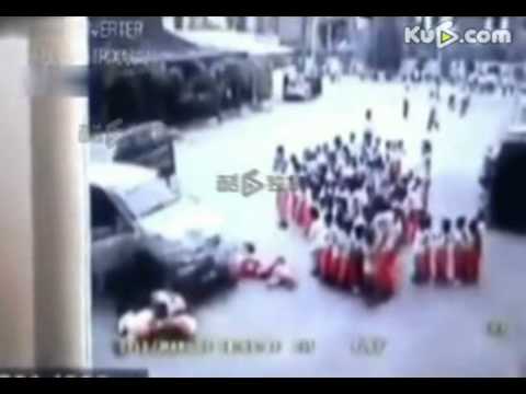 幼儿园老师倒车失控碾压16名儿童(现场）(视频)