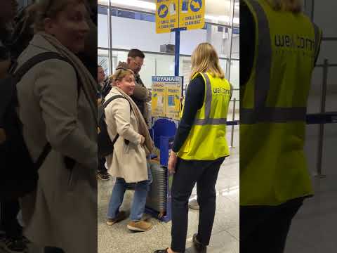 #Ryanair ✈️  #CabinBag 🧳 size 💸 #travel  #tourist