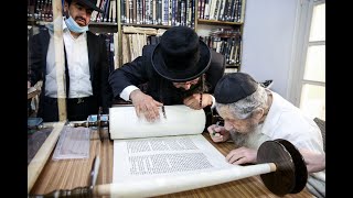 הגאון רבי דב לנדו כותב אות אחרונה בספר תורה