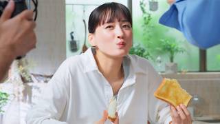 綾瀬はるか、パンを頬張り幸せそうな笑顔！　おちゃめな姿満載のメーキングも　フジパン「本仕込」新CM「もっちりぶっちぎり」編
