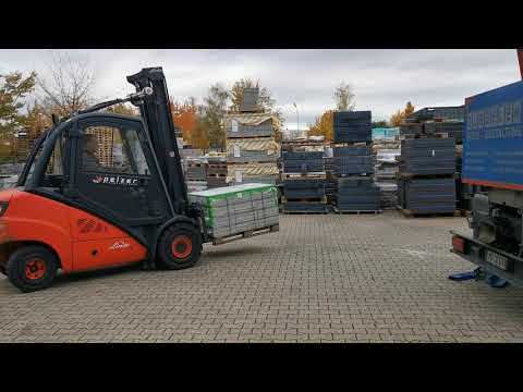 Staplerfahrer belädt LKW voll mit Betonwerksteinplatten in weniger als 5 Minuten