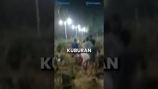 Download lagu HILARIOUS, THE BOYS ARE HAPPY SAHUR AT THE GRAVE mp3