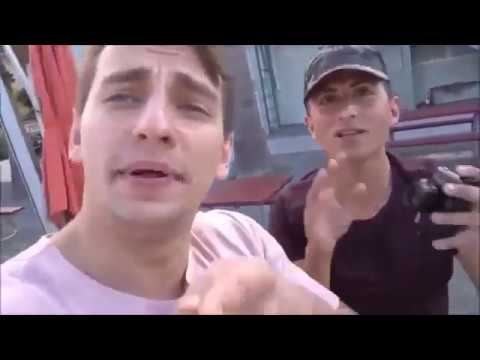 VITALY MAAKT ARMOO BELACHELIJK