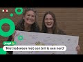 Lowri komt in actie voor meer emoji's met een bril