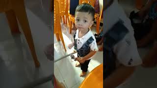 menari dan bernyanyi