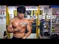 근육과 대화하는 남자
