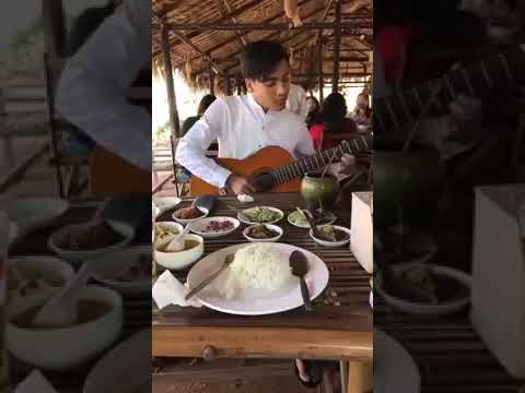 ပုဂံကထမင္းဆိုင္မွာ ေအာင္ထက္ ဂစ္တာႏွင့္ ဆို-တီး ထားတဲ့ သဘာဝႏွင့္ေတြ႕ဆုံျခင္း