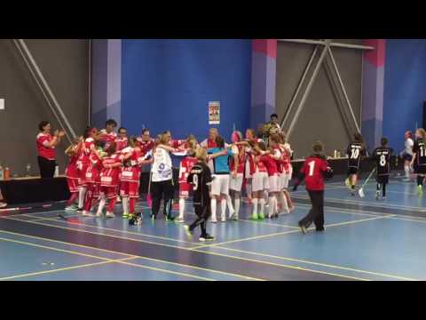 Die G12 feiert zusammen mit Zug United den Einzug in die Halbfinale