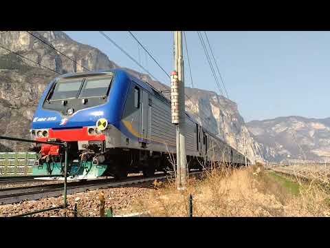 Transito da vicino treno regionale veloce E464 + Mazinga in coda