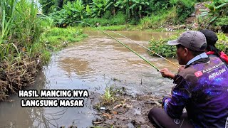 Download lagu Saat semua sungai sudah mulai banjir,saya coba mancing di rawa rawa kecil pinggir jalan raya mp3